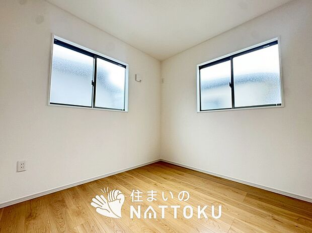 【現地写真（洋室）】木目の美しさを際立たせるシンプルデザインの建具を使用しています。