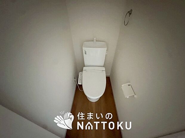 【トイレ】汚れてもサッとひと拭きでお手入れ簡単、エコ仕様の温水洗浄便座付きのトイレです。
バリアフリーにも配慮しています。
