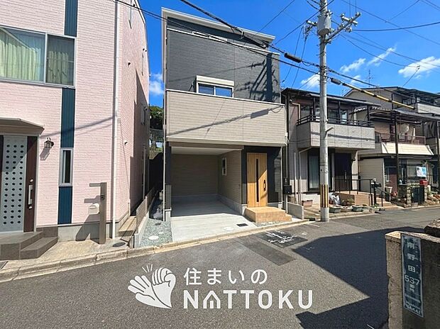 【現地写真（外観）】雨で汚れを落とし、耐久性・耐候性に優れた外壁を使用しています。