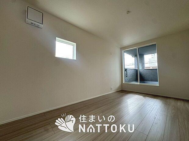【現地写真（寝室）】木目の美しさを際立たせるシンプルデザインの建具を使用しています。