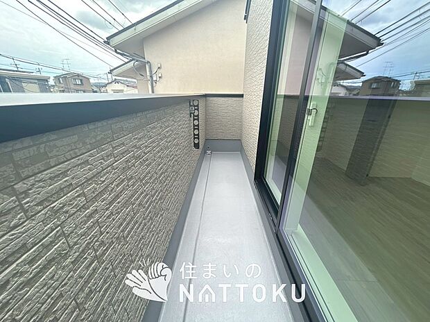 【バルコニー】奥行きが広く、洗濯物をゆったりと干せる十分な広さで、家族の洗濯も捗ります。