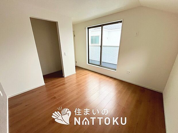 【現地写真（寝室）】木目の美しさを際立たせるシンプルデザインの建具を使用しています。