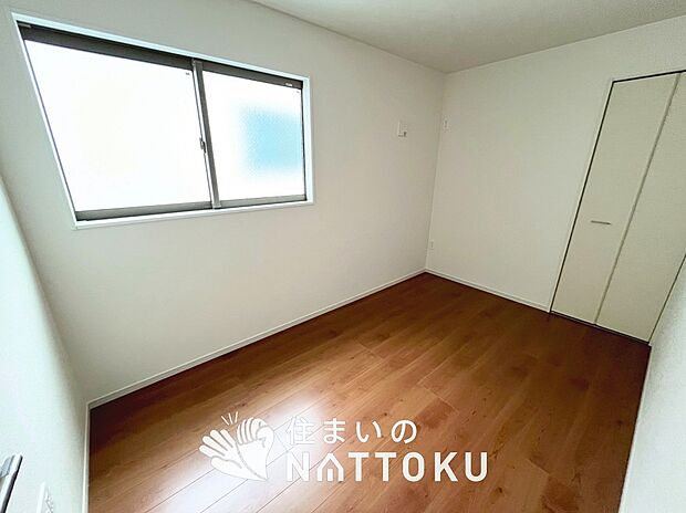 【現地写真（洋室）】木目の美しさを際立たせるシンプルデザインの建具を使用しています。