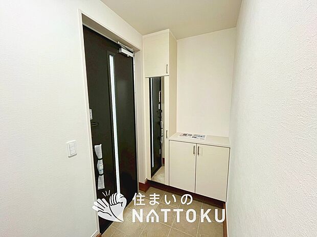 【現地写真（玄関）】玄関には、大型のシューズ収納を設置しています。