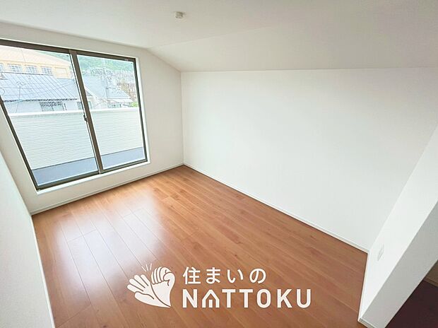 【現地写真（寝室）】木目の美しさを際立たせるシンプルデザインの建具を使用しています。