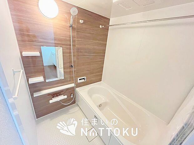 【現地写真（浴室）】浴室暖房乾燥機付き。１坪タイプで広々です。