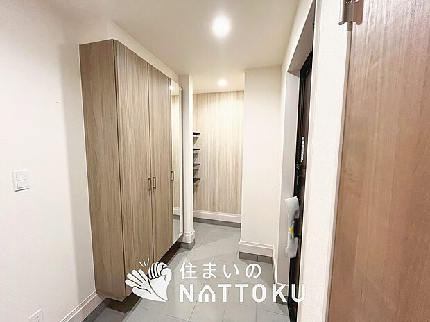 【現地写真（玄関）】玄関には、大型のシューズ収納を設置しています。