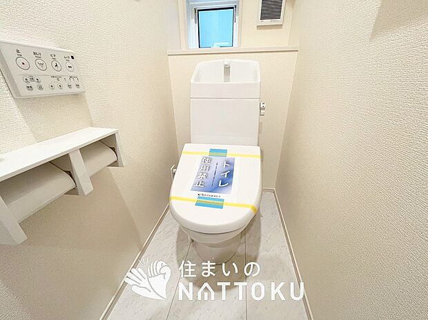 【トイレ】汚れてもサッとひと拭きでお手入れ簡単、エコ仕様の温水洗浄便座付きのトイレです。
バリアフリーにも配慮しています。
