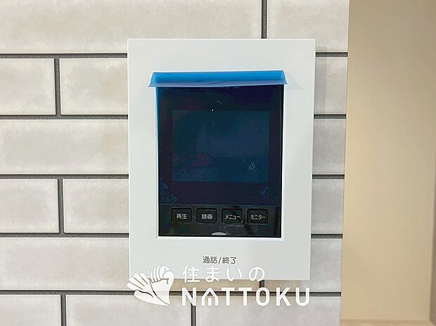 【TVモニター付インターホン】手放し通話ができ、送話表示灯で送話・受話状態が確認できます。
映像と音声で玄関先の様子をチェックできるモニター機能や、夜間の訪問者の顔も確認できるLEDライトを装備しています。
