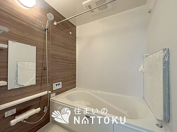 【現地写真(浴室)】浴室暖房乾燥機付き。1坪タイプで広々です。