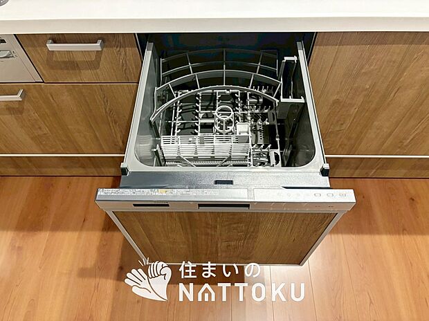 【食器洗い乾燥機】食後の時間にゆとりを与えてくれる食器洗い乾燥機。
操作ボタンも上面にあるので、腰をかがめずに操作ができラクラクです。
