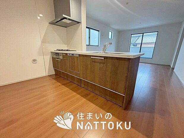 【現地写真（キッチン）】収納たっぷりのシステムキッチン、浄水器付水栓を標準装備しています。