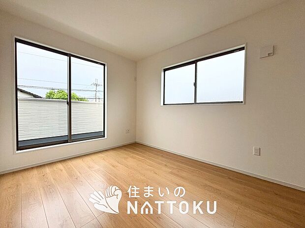 【現地写真(寝室)】木目の美しさを際立たせるシンプルデザインの建具を使用しています。