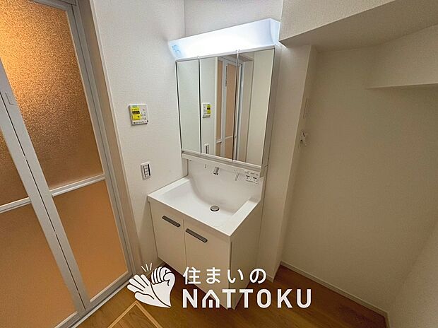 【洗面台・洗面所】鏡の両サイドは、必要なものを取出しやすく、大きな鏡面で朝の準備も快適。
使いやすいリフトアップ機能付きのシングルレバーシャワー水栓付です。