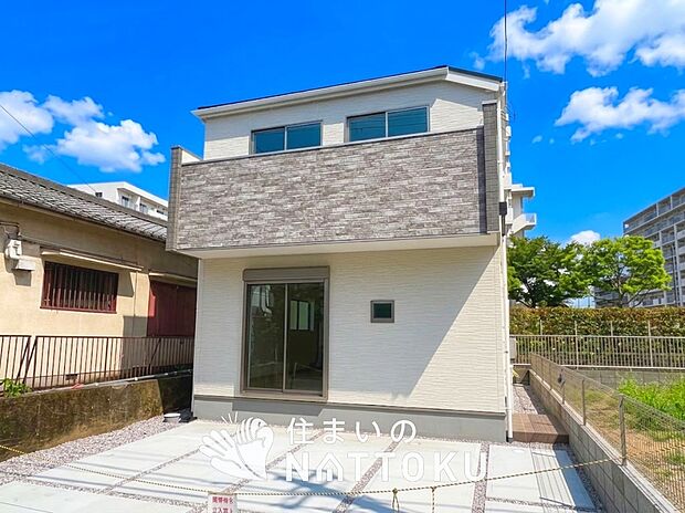 【現地写真(街並み)】軽くて火災に強い屋根材を採用し、地震時の建物への負担や揺れを軽減しています。