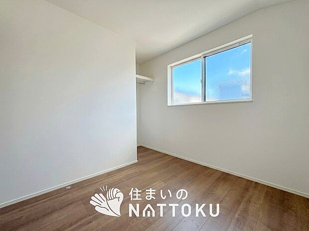 【現地写真(洋室)】木目の美しさを際立たせるシンプルデザインの建具を使用しています。