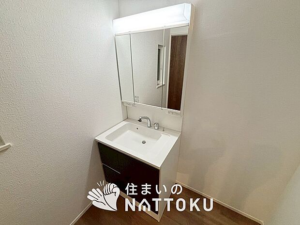 【洗面台・洗面所】鏡の両サイドは、必要なものを取出しやすく、大きな鏡面で朝の準備も快適。
使いやすいリフトアップ機能付きのシングルレバーシャワー水栓付です。