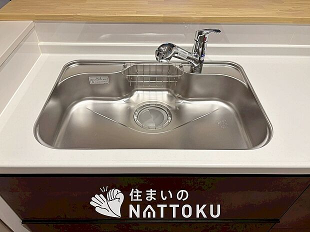 【浄水器一体型シャワー水栓付シンク】広々とした凸型シンクに洗剤ポケットを標準装備。すっきり収納できます。
また、蛇口の先端に浄水器を内蔵しているため場所をとりません。