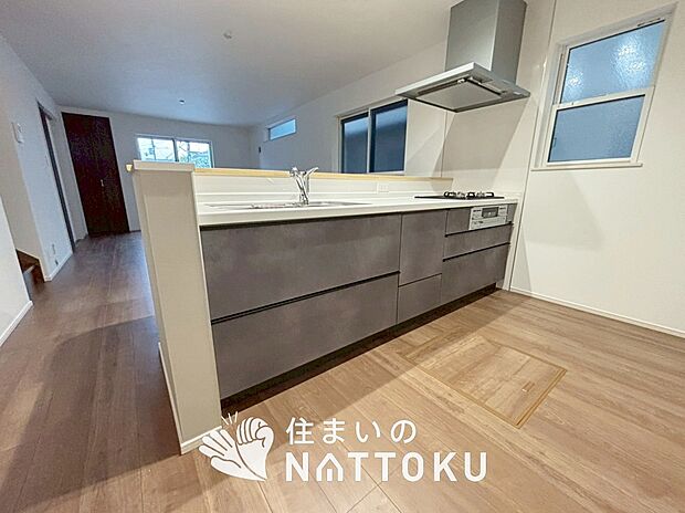 【現地写真(キッチン)】フローリング材には、木目、色調など木材特有の風合いがあり、ナチュラルな美しさになっています。