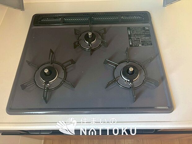【ビルトインコンロ】フラットな構造で清掃性が高く、過熱防止センサー付３口タイプで日頃の家事も快適です。