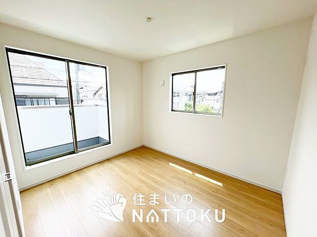 【現地写真(寝室)】木目の美しさを際立たせるシンプルデザインの建具を使用しています。