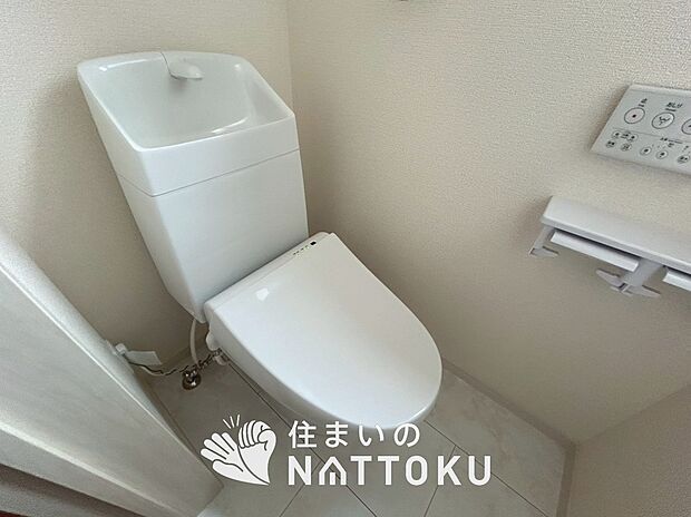 【トイレ】汚れてもサッとひと拭きでお手入れ簡単、エコ仕様の温水洗浄便座付きのトイレです。
バリアフリーにも配慮しています。