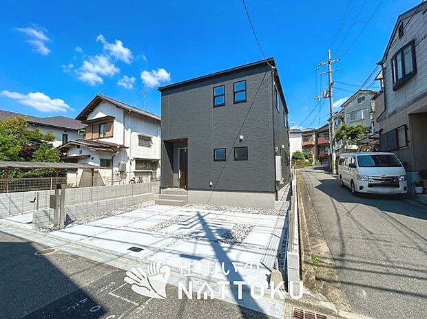 【現地写真(外観)【1号地】】雨で汚れを落とし、耐久性・耐候性に優れた外壁を使用しています。