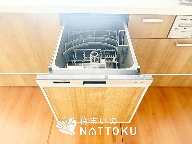【食器洗い乾燥機】食後の時間にゆとりを与えてくれる食器洗い乾燥機。
操作ボタンも上面にあるので、腰をかがめずに操作ができラクラクです。
