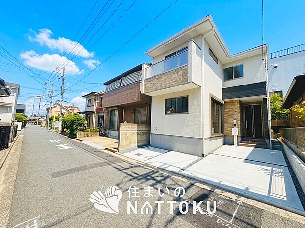 【現地写真（前道含む外観）】断熱性、気密性を高める工夫で一年中ずっと心地よく暮らせる、高気密・高断熱です。