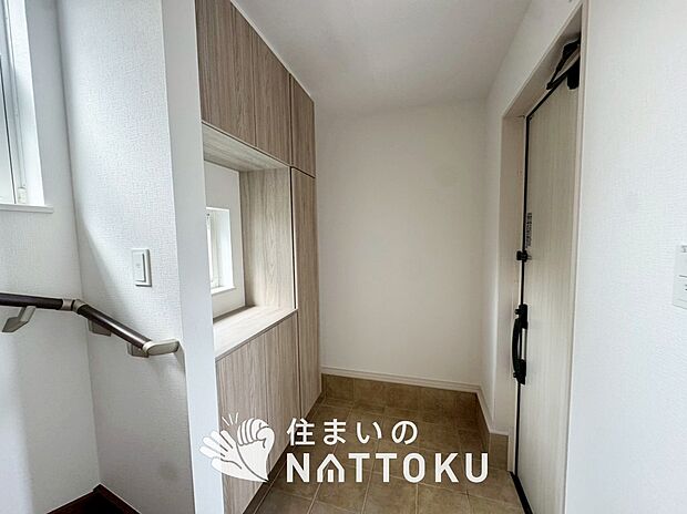 【現地写真(玄関)】玄関には、大型のシューズ収納を設置しています。