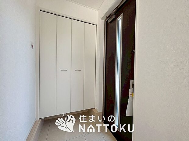 【現地写真(玄関)】玄関には、大型のシューズ収納を設置しています。