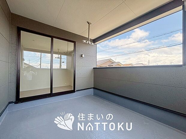 【バルコニー】奥行きが広く、洗濯物をゆったりと干せる十分な広さで、家族の洗濯も捗ります。