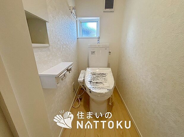 【トイレ】汚れてもサッとひと拭きでお手入れ簡単、エコ仕様の温水洗浄便座付きのトイレです。
バリアフリーにも配慮しています。