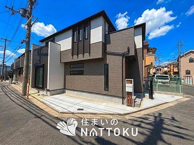 【現地写真(外観)【3号地】】軽くて火災に強い屋根材を採用し、地震時の建物への負担や揺れを軽減しています。