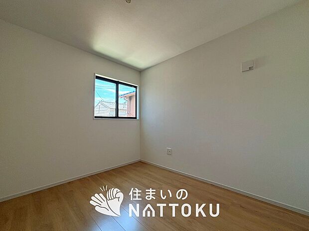 【現地写真（洋室）】木目の美しさを際立たせるシンプルデザインの建具を使用しています。