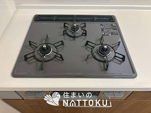 【ビルトインコンロ】フラットな構造で清掃性が高く、過熱防止センサー付３口タイプで日頃の家事も快適です。