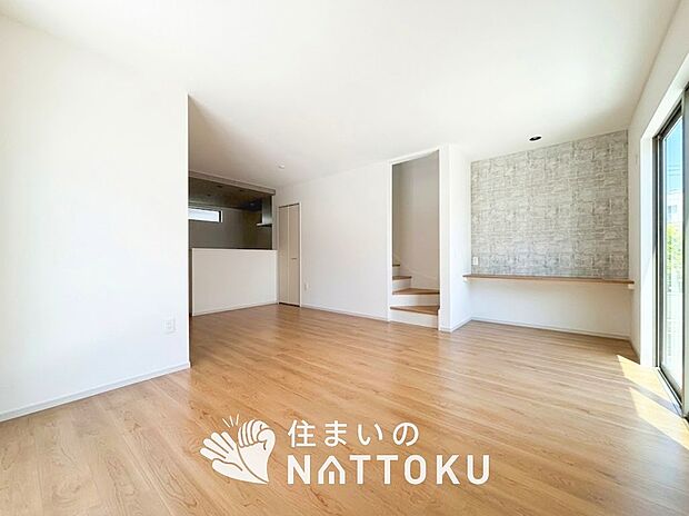 【現地写真（リビング）】フローリング材には、木目、色調など木材特有の風合いがあり、ナチュラルな美しさになっています。
