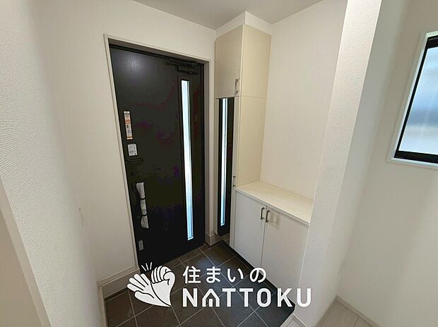 【現地写真(玄関)】玄関には、大型のシューズ収納を設置しています。