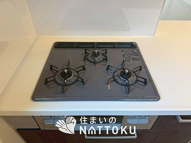 【ビルトインコンロ】フラットな構造で清掃性が高く、過熱防止センサー付3口タイプで日頃の家事も快適です。