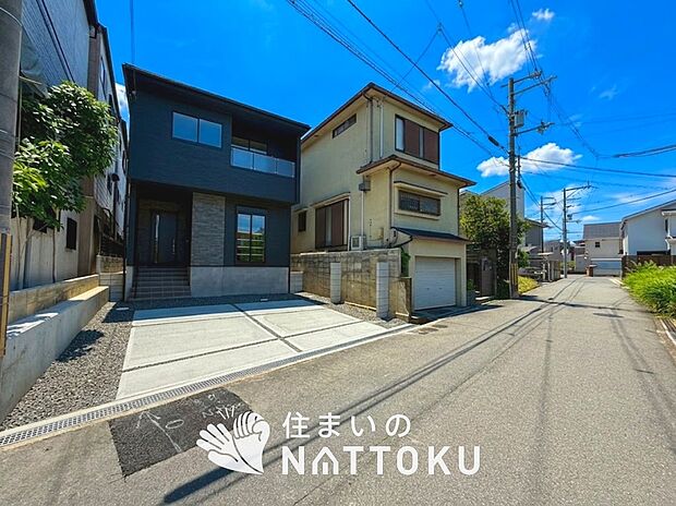 【現地写真(前道含む外観)】断熱性、気密性を高める工夫で一年中ずっと心地よく暮らせる、高気密・高断熱です。