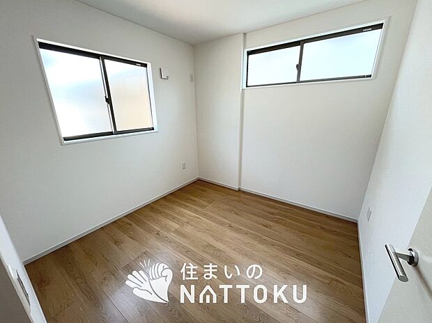 【現地写真(洋室)】木目の美しさを際立たせるシンプルデザインの建具を使用しています。