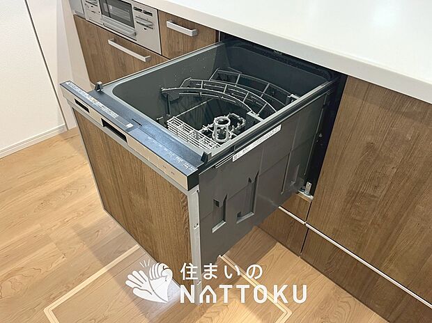 【食器洗い乾燥機】食後の時間にゆとりを与えてくれる食器洗い乾燥機。
操作ボタンも上面にあるので、腰をかがめずに操作ができラクラクです。