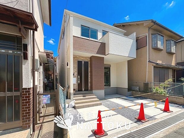 【現地写真(外観)】軽くて火災に強い屋根材を採用し、地震時の建物への負担や揺れを軽減しています。