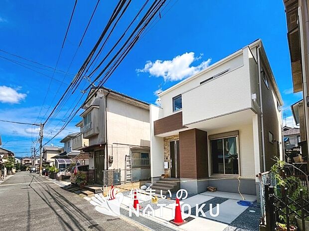 【現地写真(前道含む外観)】お引渡し後も無償の定期点検を行っており、暮らしの安心をお届けしています。