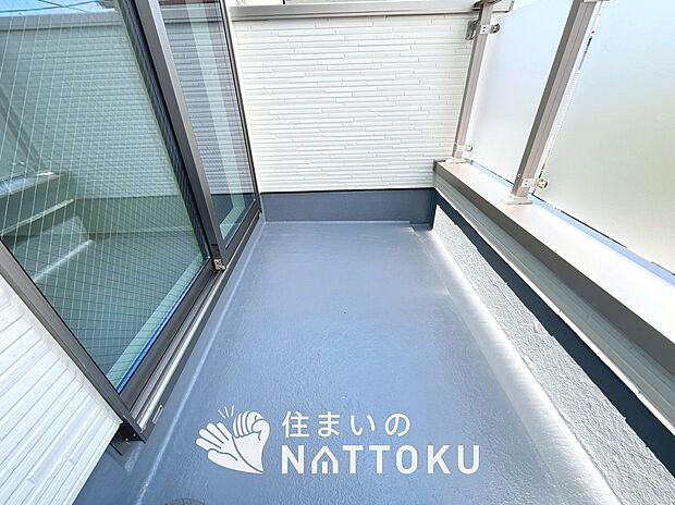 【バルコニー】奥行きが広く、洗濯物をゆったりと干せる十分な広さで、家族の洗濯も捗ります。