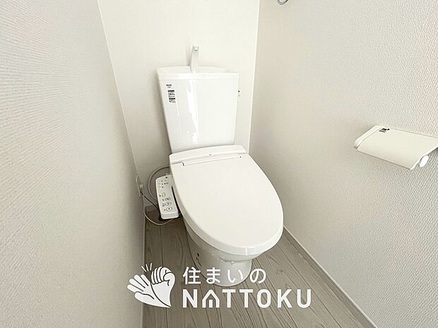【トイレ 】汚れてもサッとひと拭きでお手入れ簡単、エコ仕様の温水洗浄便座付きのトイレです。
バリアフリーにも配慮しています。