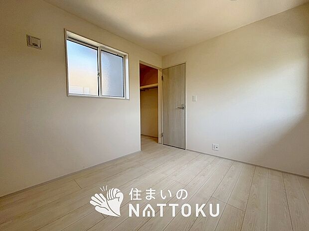 【現地写真(寝室)】木目の美しさを際立たせるシンプルデザインの建具を使用しています。