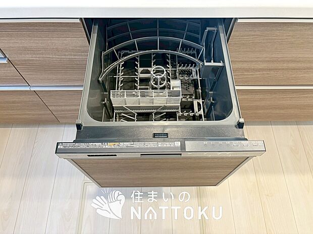 【食器洗い乾燥機】食後の時間にゆとりを与えてくれる食器洗い乾燥機。
操作ボタンも上面にあるので、腰をかがめずに操作ができラクラクです。