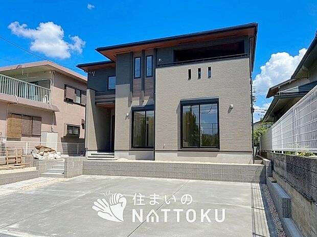 【現地写真(外観)】雨で汚れを落とし、耐久性・耐候性に優れた外壁を使用しています。