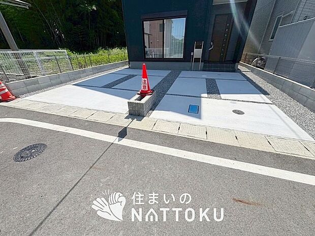 【現地写真(駐車場)】駐車スペースが広く、運転が苦手な方も安心です。